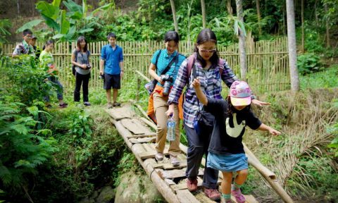 tempat wisata di bogor wisatawan jembatan bambu